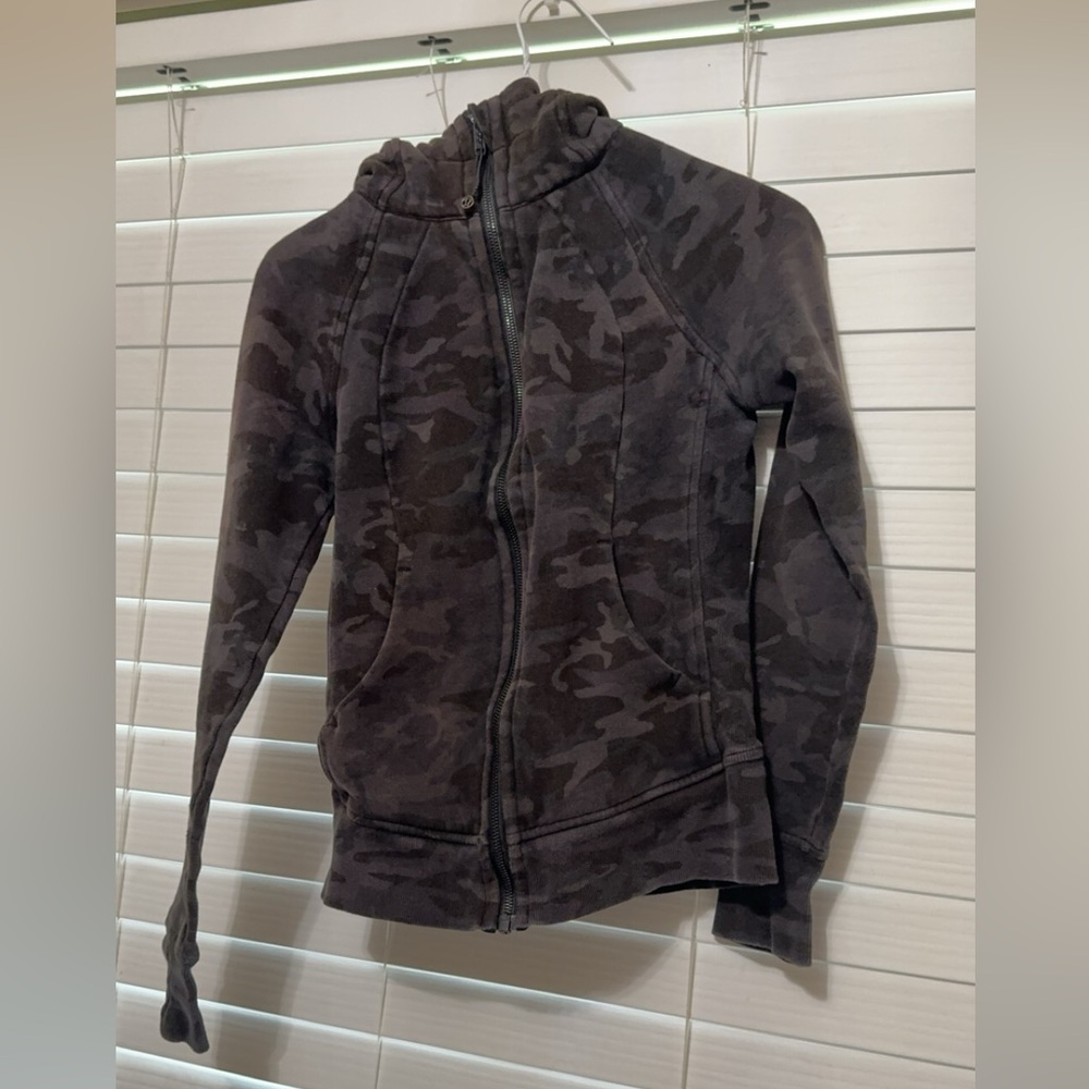 Women’s XS Lululemon Camo Zip up Sweatshirt